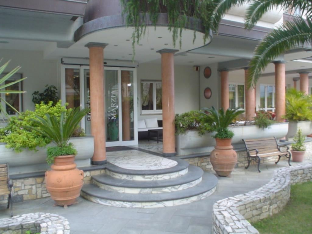 Hotel Residence Villa Marzia Марина-ди-Пьетрасанта Экстерьер фото