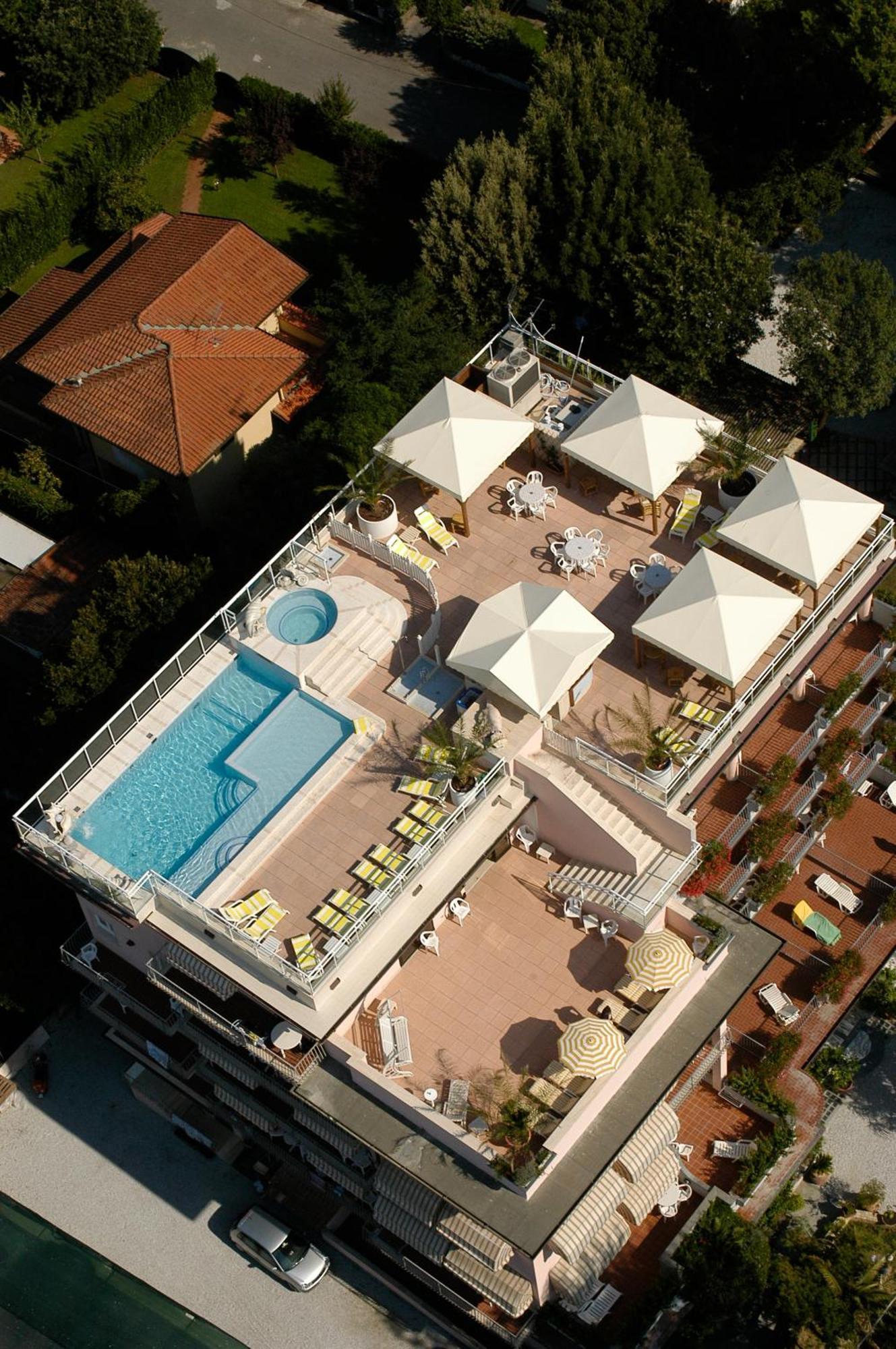 Hotel Residence Villa Marzia Марина-ди-Пьетрасанта Экстерьер фото