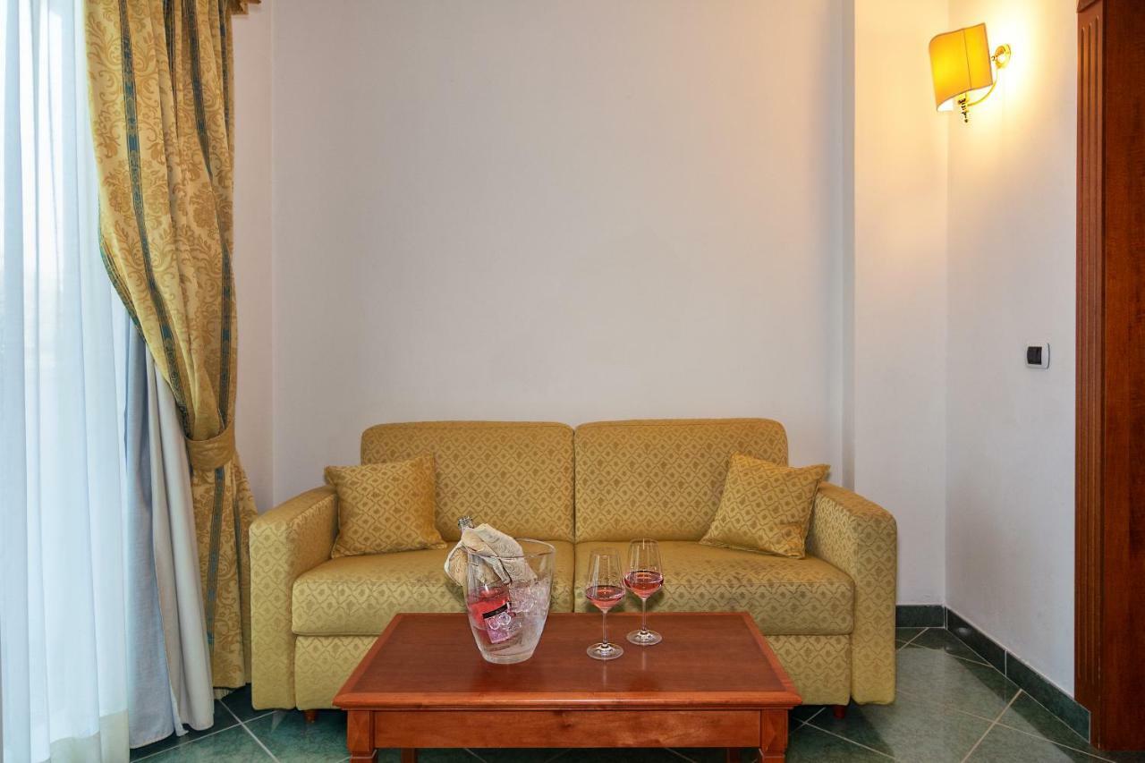 Hotel Residence Villa Marzia Марина-ди-Пьетрасанта Экстерьер фото