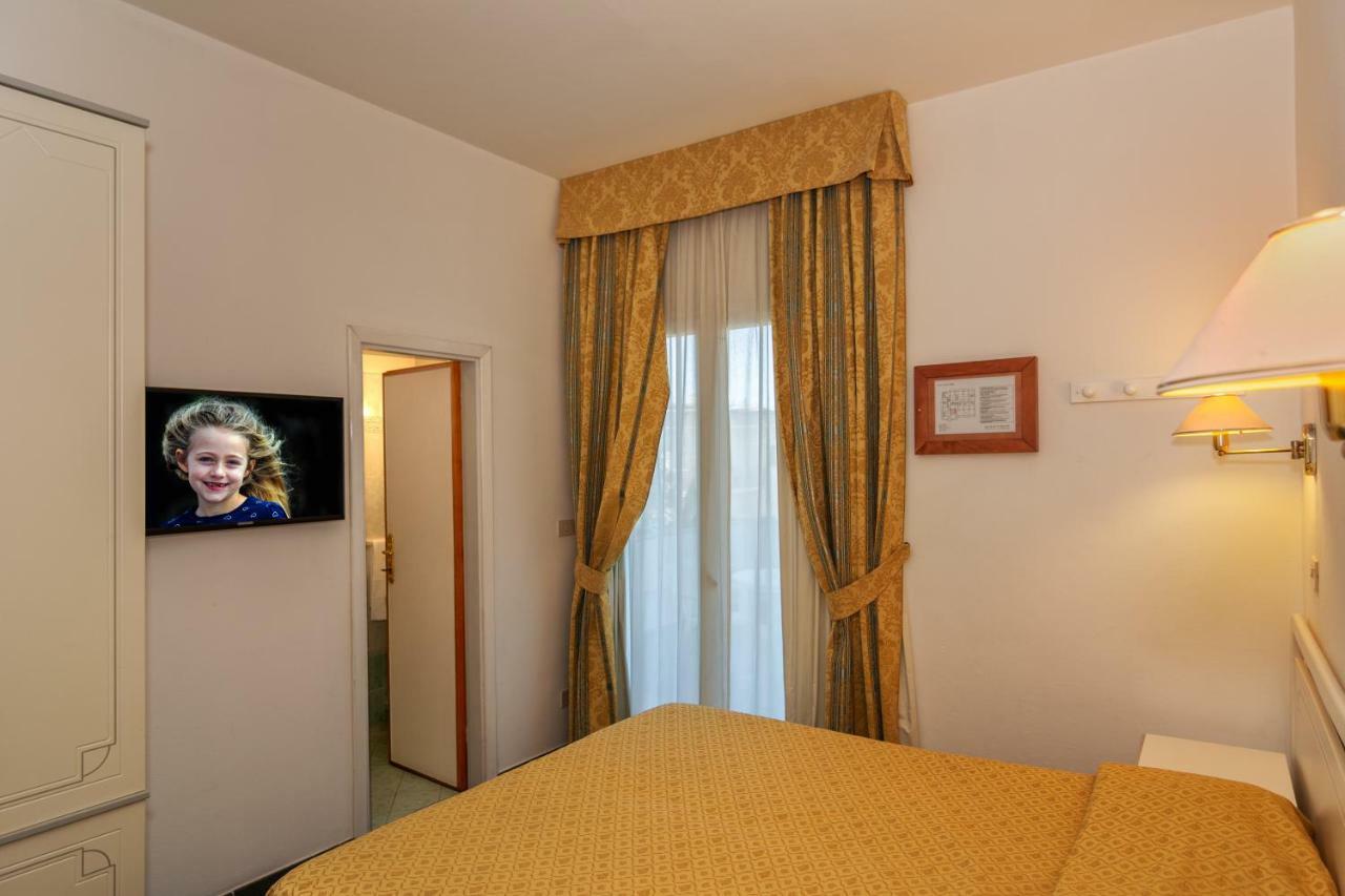 Hotel Residence Villa Marzia Марина-ди-Пьетрасанта Экстерьер фото