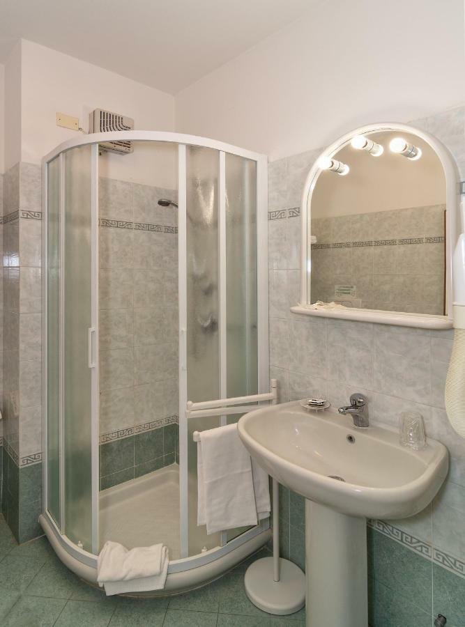 Hotel Residence Villa Marzia Марина-ди-Пьетрасанта Экстерьер фото