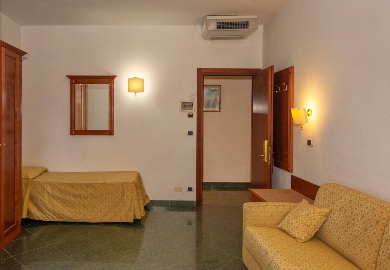 Hotel Residence Villa Marzia Марина-ди-Пьетрасанта Экстерьер фото