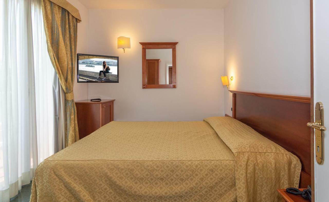 Hotel Residence Villa Marzia Марина-ди-Пьетрасанта Экстерьер фото